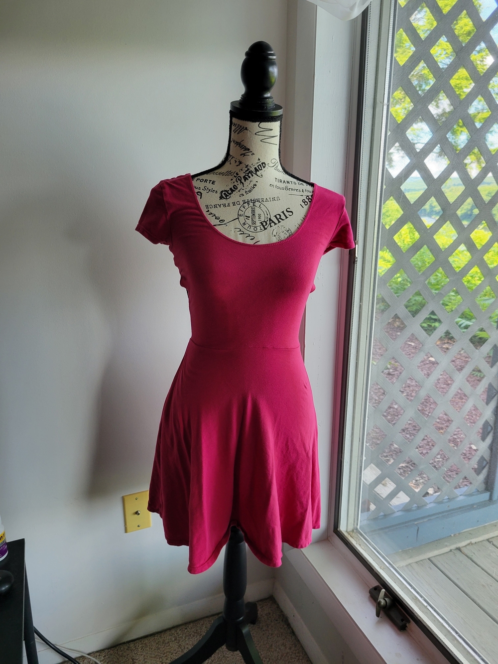 Wet Seal Fuchsia Scoop Neck Short Sleeve Fit & Flaredress w Criss Cross Back. SM